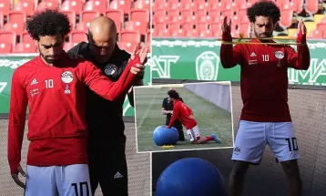 Enthusiastic Supporter Breaches Security for Face-to-Face Moment with Mohamed Salah in Sierra Leone-Egypt World Cup Qualifier