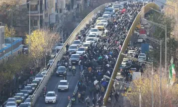 Iran Erupts as Thousands Flood Streets in Rare, Nationwide Show of Defiance
